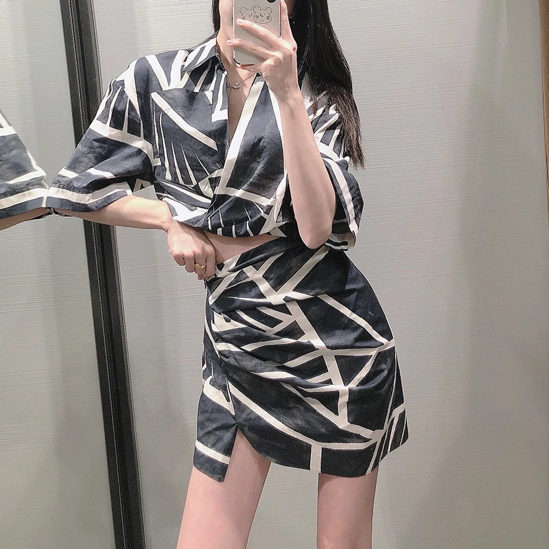 

HWLZLTZHT Women 2021 Fashion Printed Crossover Cropped Blouses Vintage Short Sleeve Side Zipper Female Shirts Blusas Chic Tops