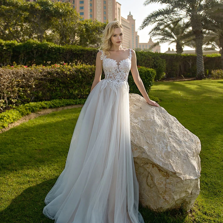 Свадебное платье с кружевной аппликацией и глубоким круглым вырезом длинное свадебное тюлевым шлейфом для