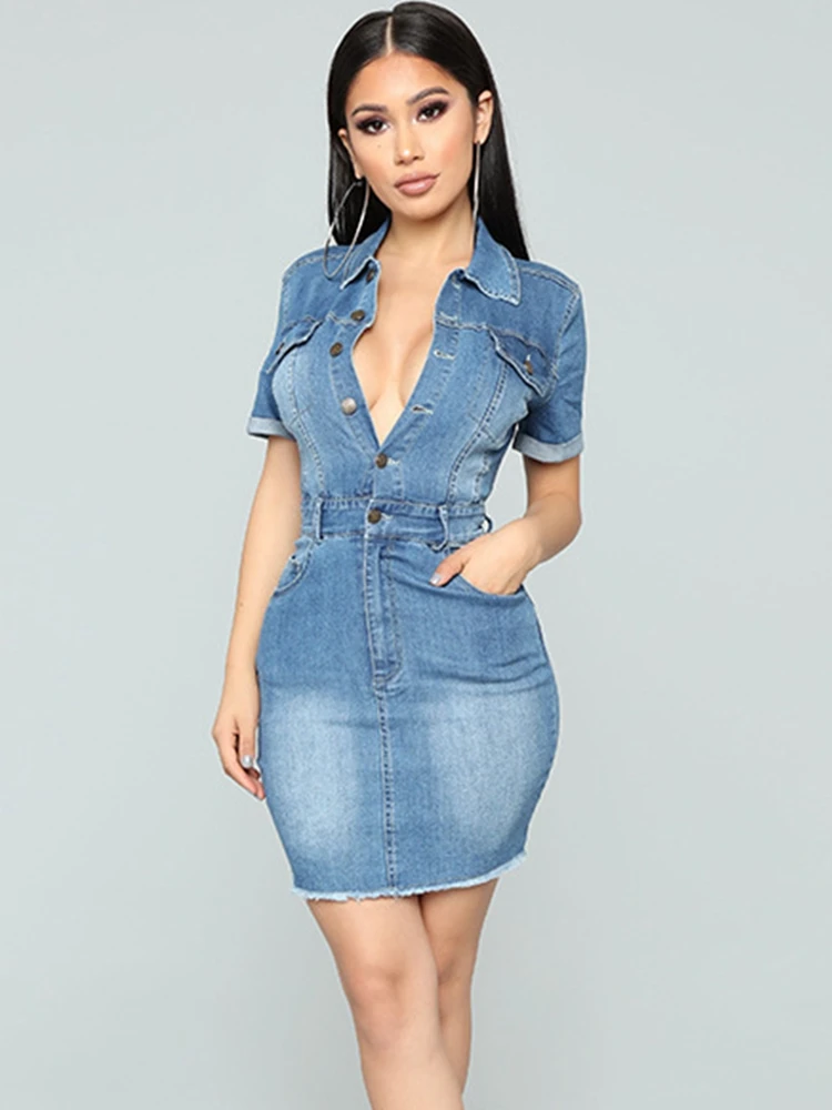 Джинсовое мини платье модель 2021 года джинсовое с эффектом потертости эластичное