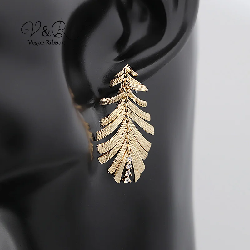 Новые серьги подвески в виде листьев с высококачественными фианитами модные