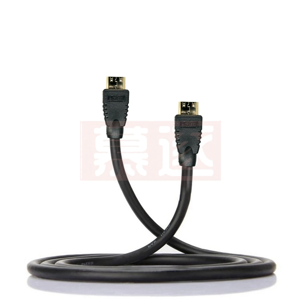 Un cable negro con dos enchufes