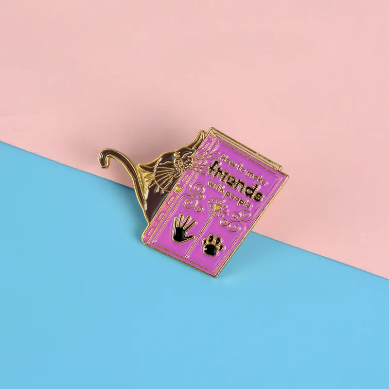 Мультяшная Веселая фиолетовая эмалированная брошь в форме кота для чтения и