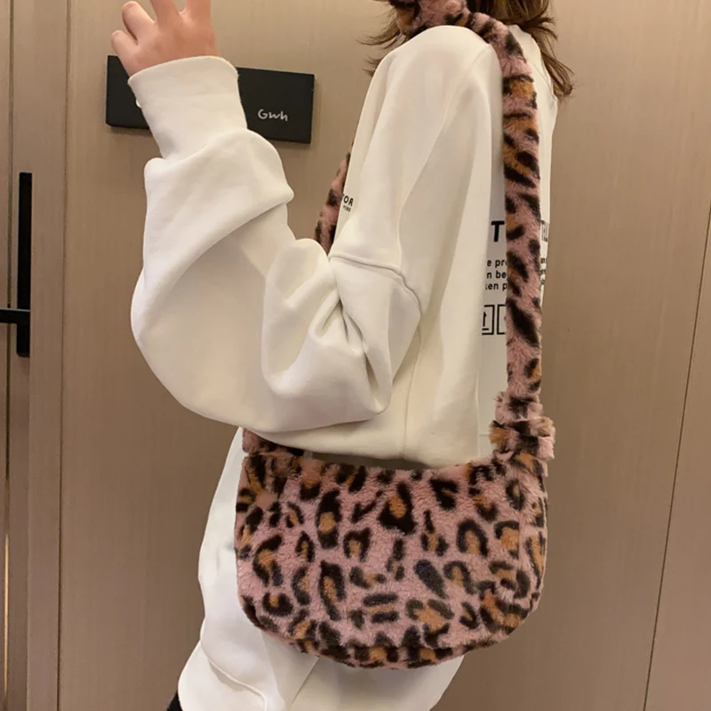 

Fashion Leopard Print Shoulder Bag Women Winter Plush Soft Casual Armpit Hobo Bag 2020 Female Fluffy Handbag Ladies Purse Travel