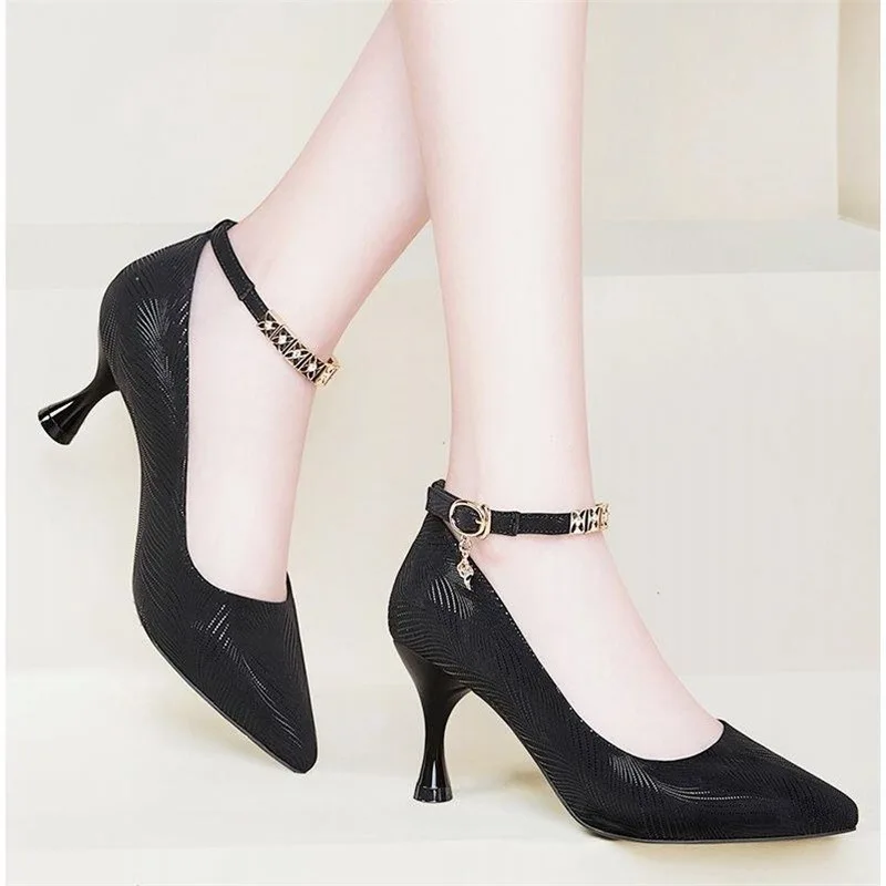 Женские туфли-лодочки с металлическим украшением на высоком каблуке | Обувь