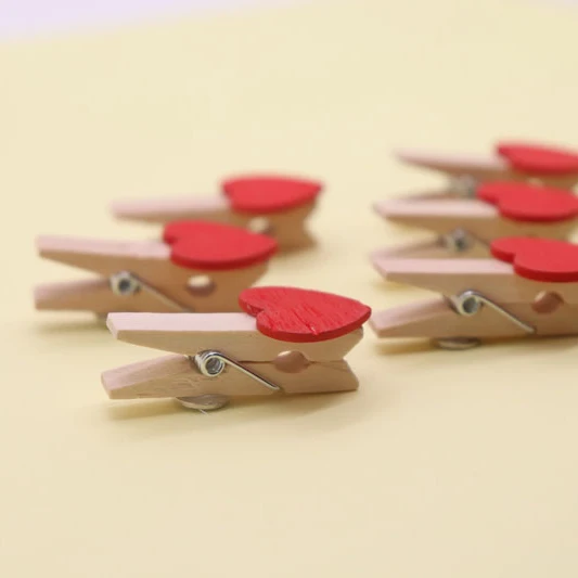 Магнит на холодильник зажим в виде красного сердца деревянное украшение