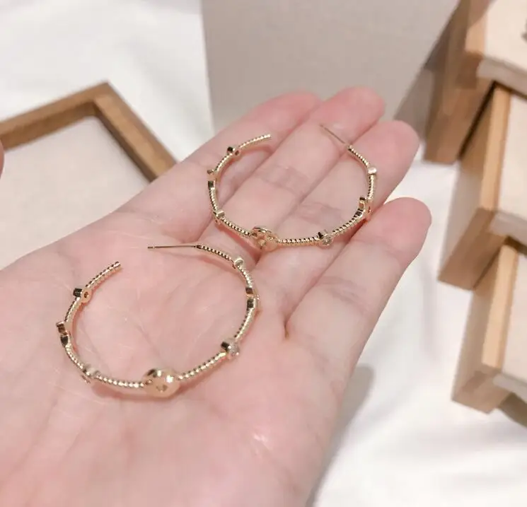 Простые изысканные женские классические круглые серьги с буквами модные крупные