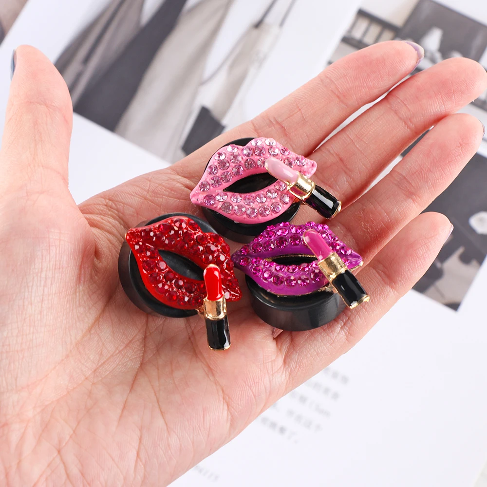 Автомобиль отделкой в виде красных губ автомобильного воздуховыпускного