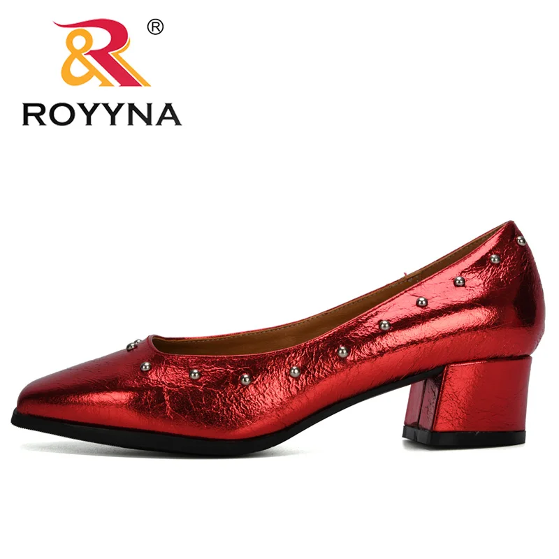Новинка 2020 дизайнерские блестящие туфли лодочки ROYYNA на квадратном массивном