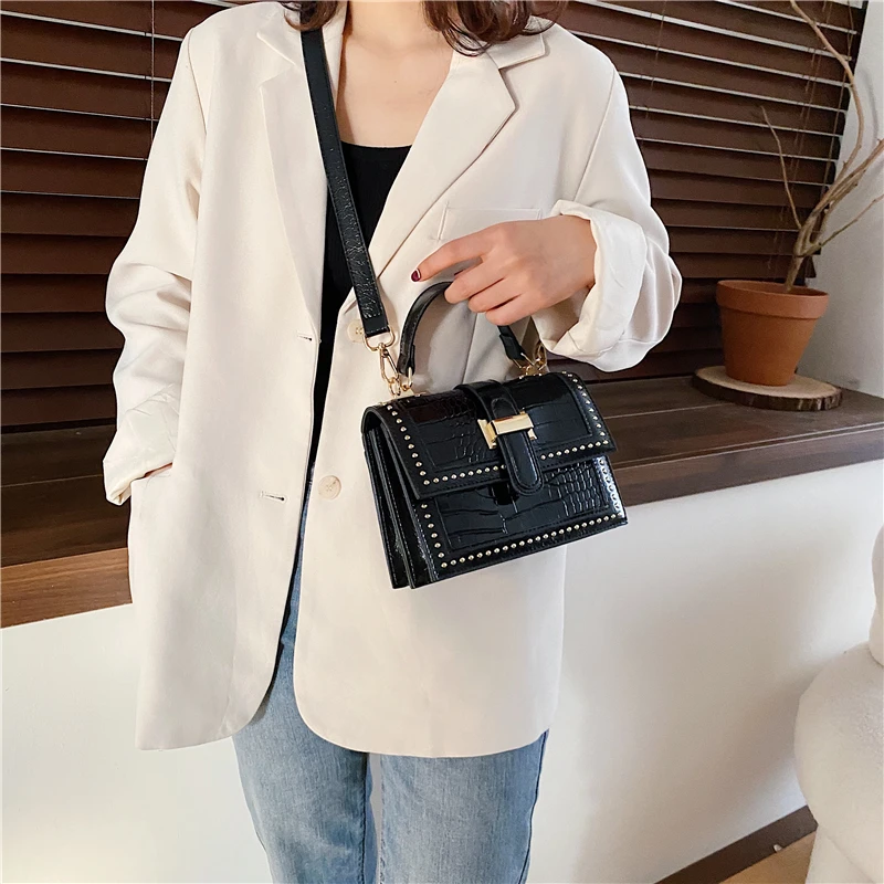 Маленькая женская сумка через плечо модная маленькая однотонная Сумочка на в