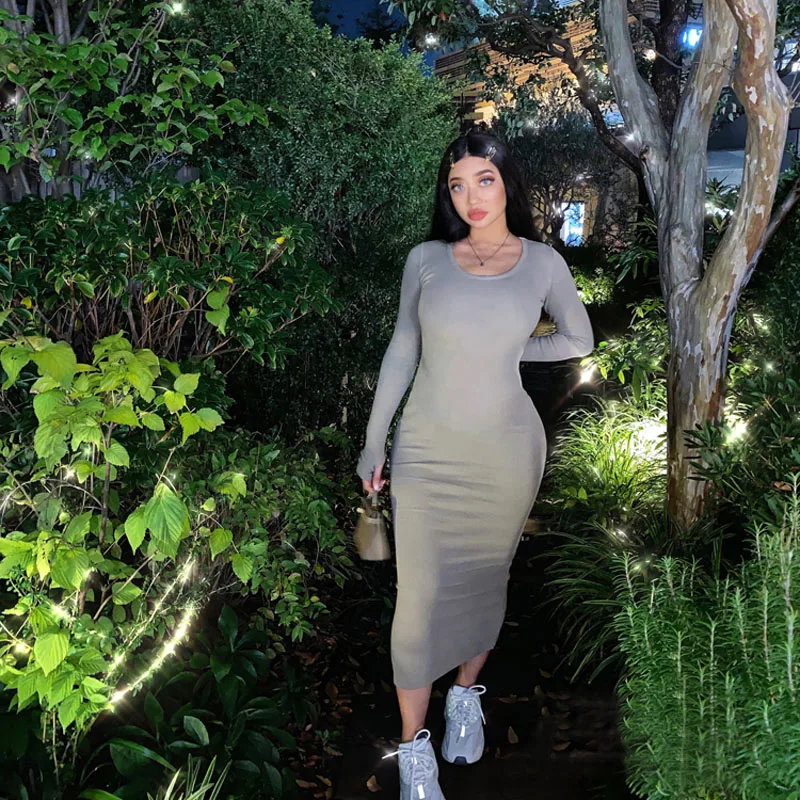 Платье телесного цвета с широким круглым вырезом очень толстое однотонное