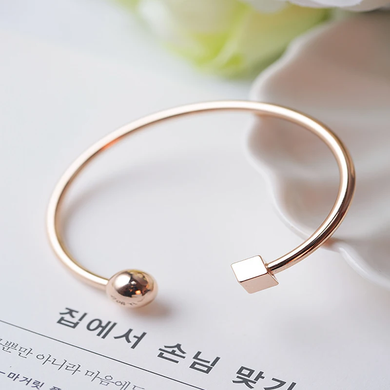 

Korean fashion style shows temperament square circular geometric thin bracelet bracelet bracelet decorative wrist accessories