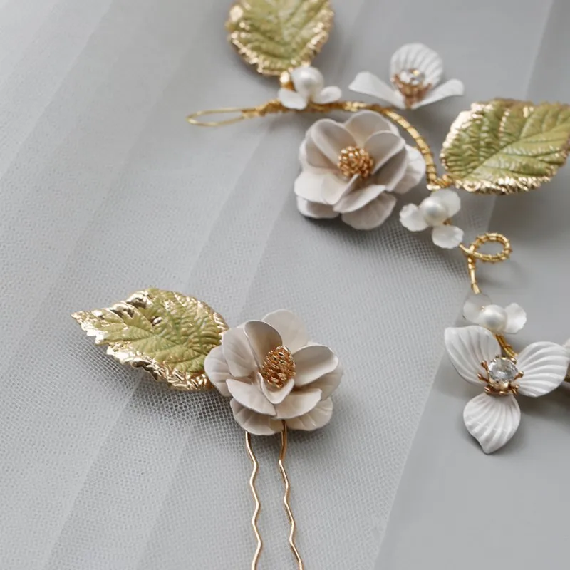 Заколка для волос женская с цветами и зелеными листьями ручная роспись