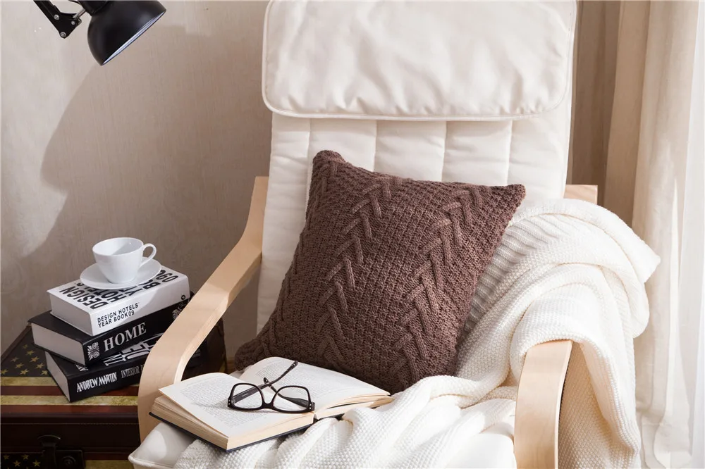 Вязаный чехол для подушки однотонный цвета слоновой кости серого розового