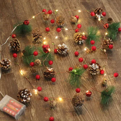 

Рождественская гирлянда с подсветкой, светодиодная гирлянда с питанием от батарейки, с сосновой конусом, красными ягодами, сосновой иглой