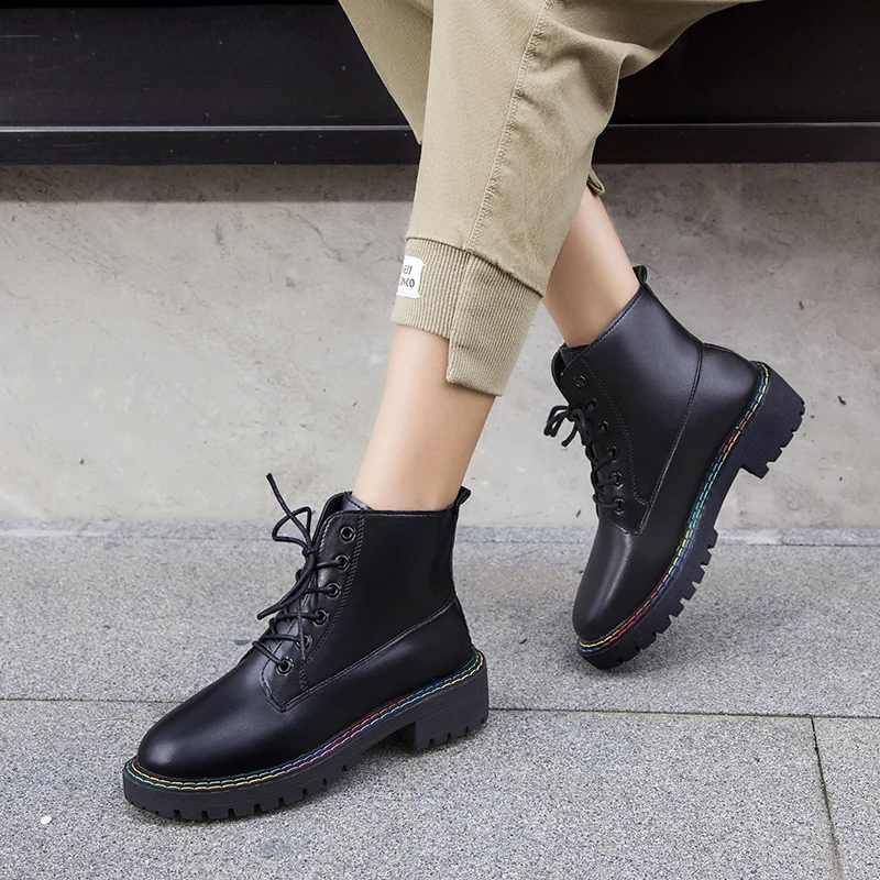 Высококачественные женские ботинки из лакированной кожи байкерские черного