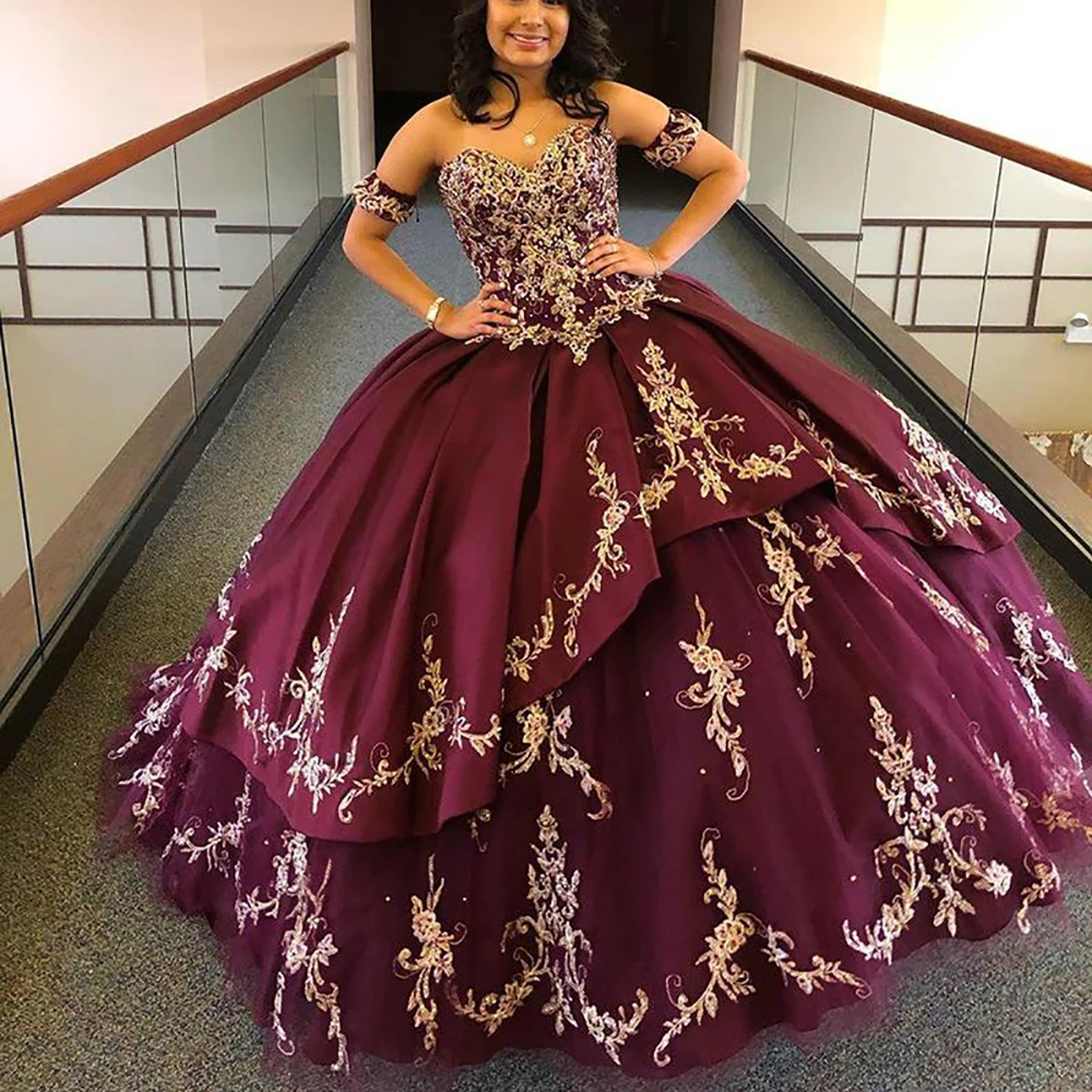 

Shwaepepty 2021 Classy Burgundy Ball Gown Quinceanera Dress Sweetheart Appliques Gold Lace Sweet 16 Brithday Prom Party Dresses