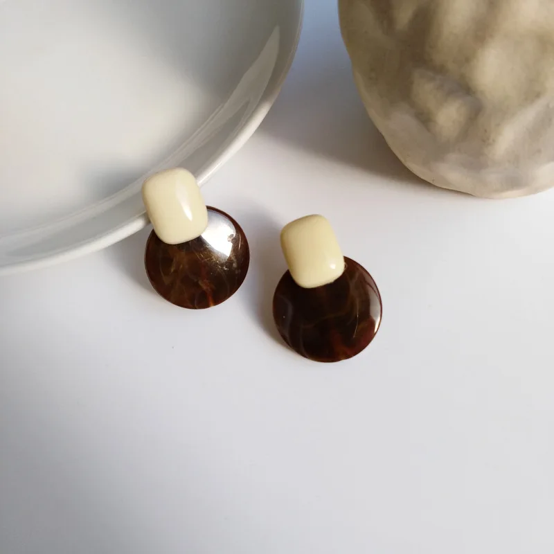 

Retro Style Round Stud Earrings Simple Geometric Personality Fashion Design All-match Brown White Resin Earrings for Women