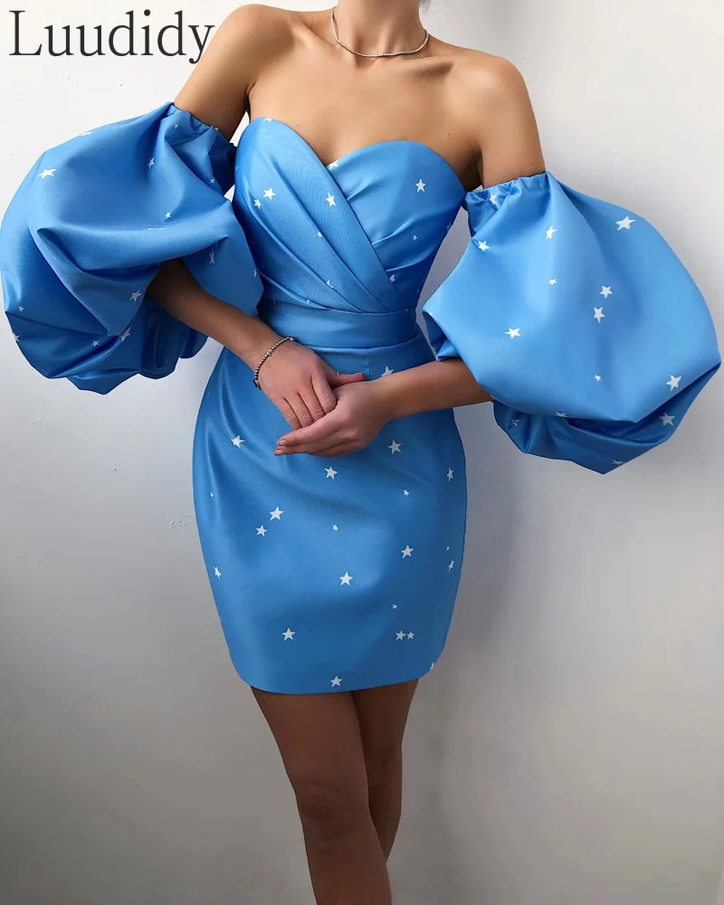 

Женское платье-футляр с коротким рукавом и принтом