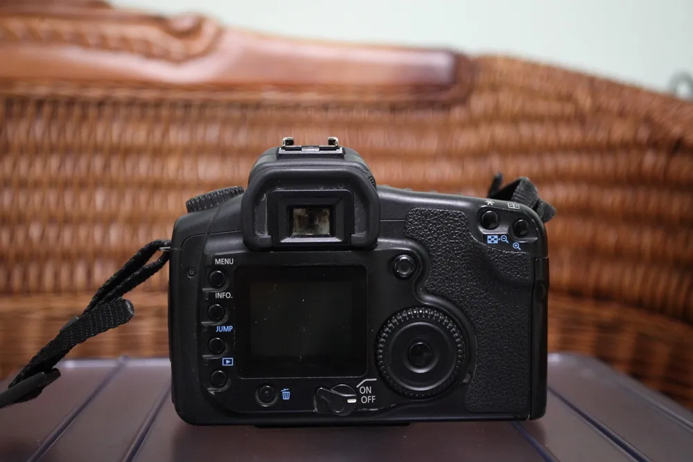 Бывшая в употреблении цифровая зеркальная камера Canon EOS 20D (только корпус) (старая