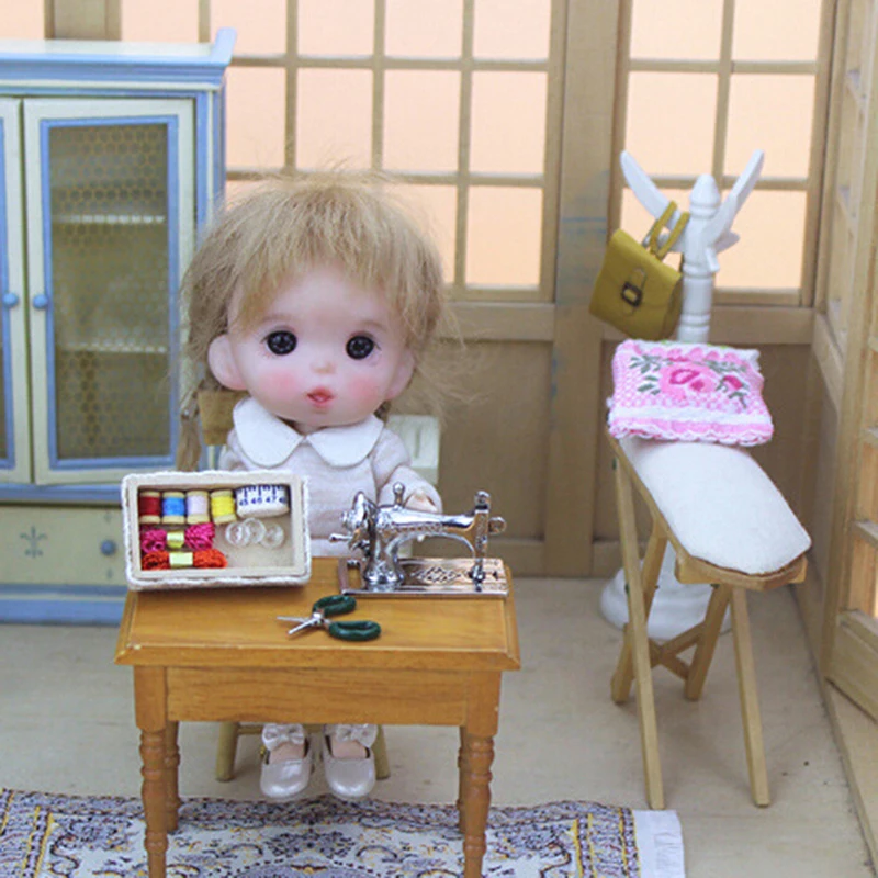

1Set Hot 1:12 Mini Sewing Machine Simulation Home Furniture for Girl Doll House Decoration Dollhouse Miniature Accessories