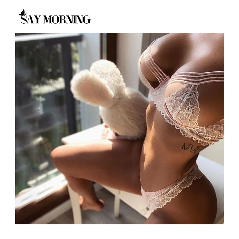 Комплект женского кружевного прозрачного нижнего белья с косточками и трусиками