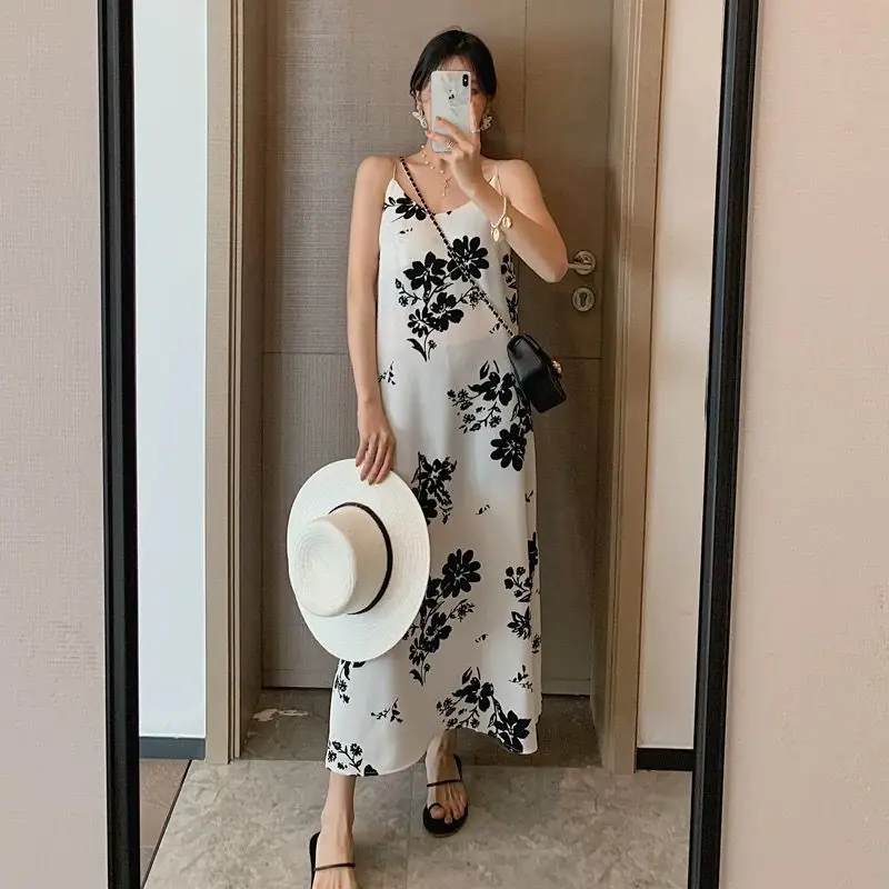 

V-neck black and white floral condole dress spring and summer new sleeveless knee-length temperament goddess Fan Nei dress women