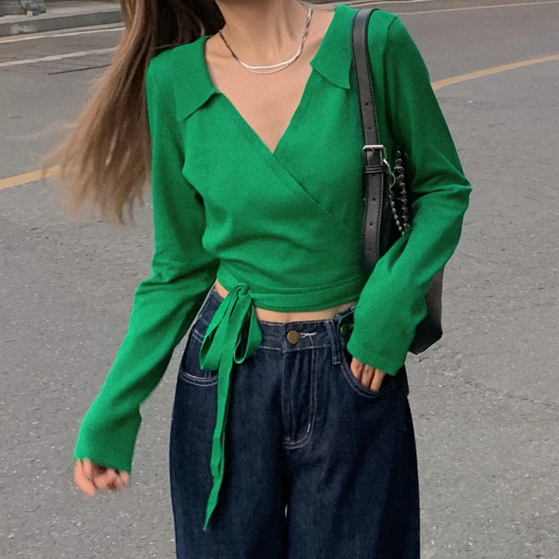 

Вязаный свитер с V-образным вырезом и завышенной талией