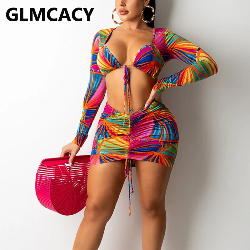 

Женское облегающее мини-платье с длинным рукавом и тропическим принтом