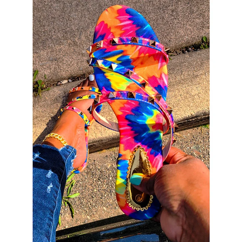 

Женские легкие светильник Далии с заклепками, повседневные сандалии большого размера с плоской подошвой, лето 2021