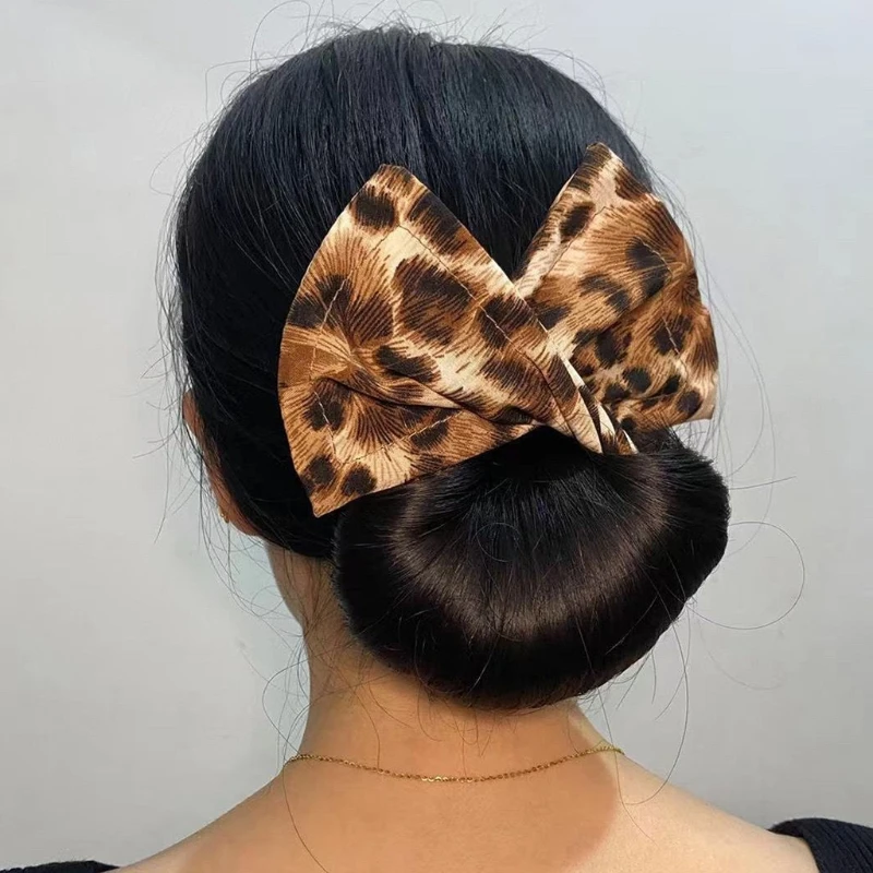 Элегантная прическа в пучок французская бывшая легкая многоцветная ткань