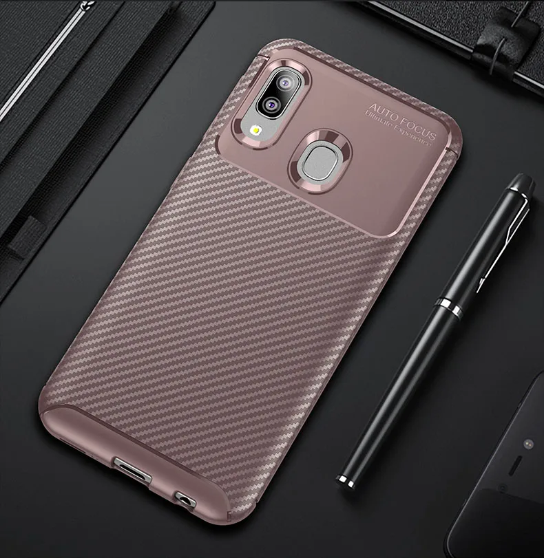 Чехол для Samsung Galaxy A20e из матового углеродного волокна противоударный мягкий