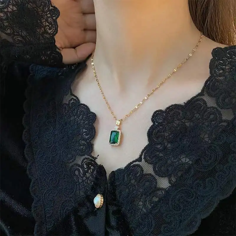 

2022 Elegant Vintage Green Geometry Rectangle Zircon Crystal Pendant No Fade Stainless Steel Short Necklaces For Women Wholesale
