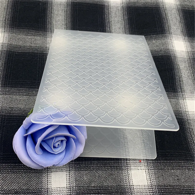 Тисненый волнистый веер в виде рыбьей чешуи с алмазным узором используемый для