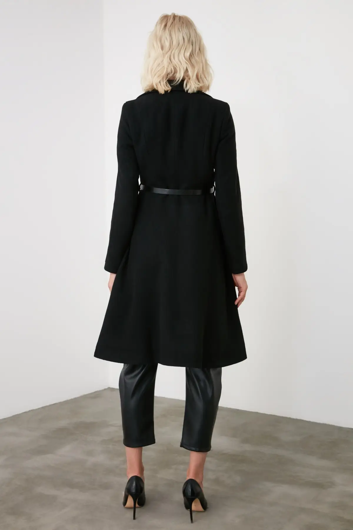 

Trendyol Arched a Wide-Skirted Woolen Stamp Coat TWOAW21KB0110