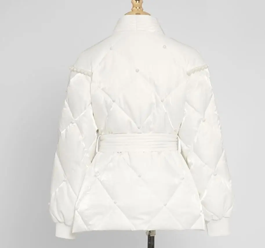 Женский пуховик с поясом элегантный белый и черный рукавами-фонариками