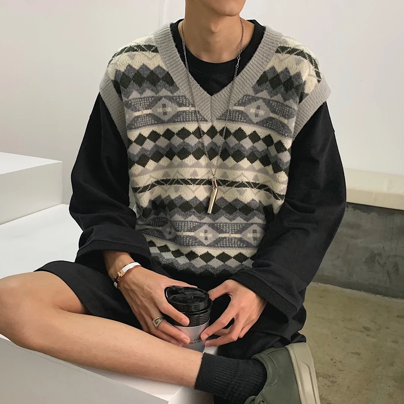 Мужской трикотажный жилет серый/красный/хаки пуловер с v образным вырезом и