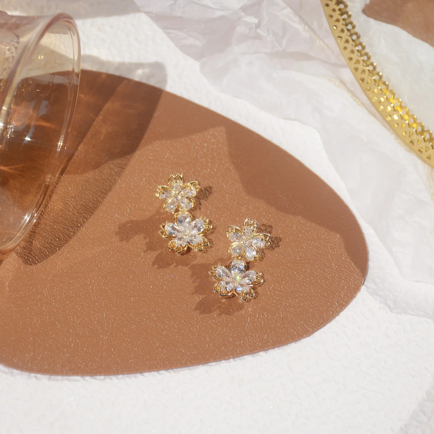 Женские серьги с двойным цветком позолоченные фианитом 14 к | Украшения и