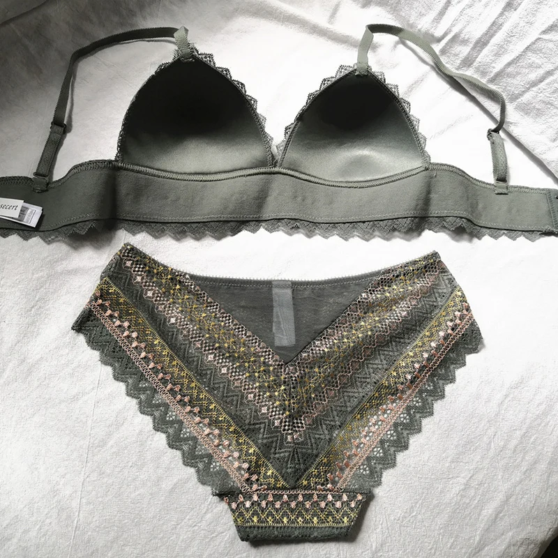 

Cup triangle wire free sexy sleepwear retro embroidery contrast color women bra and panty set lace thin cup underwear lingerie