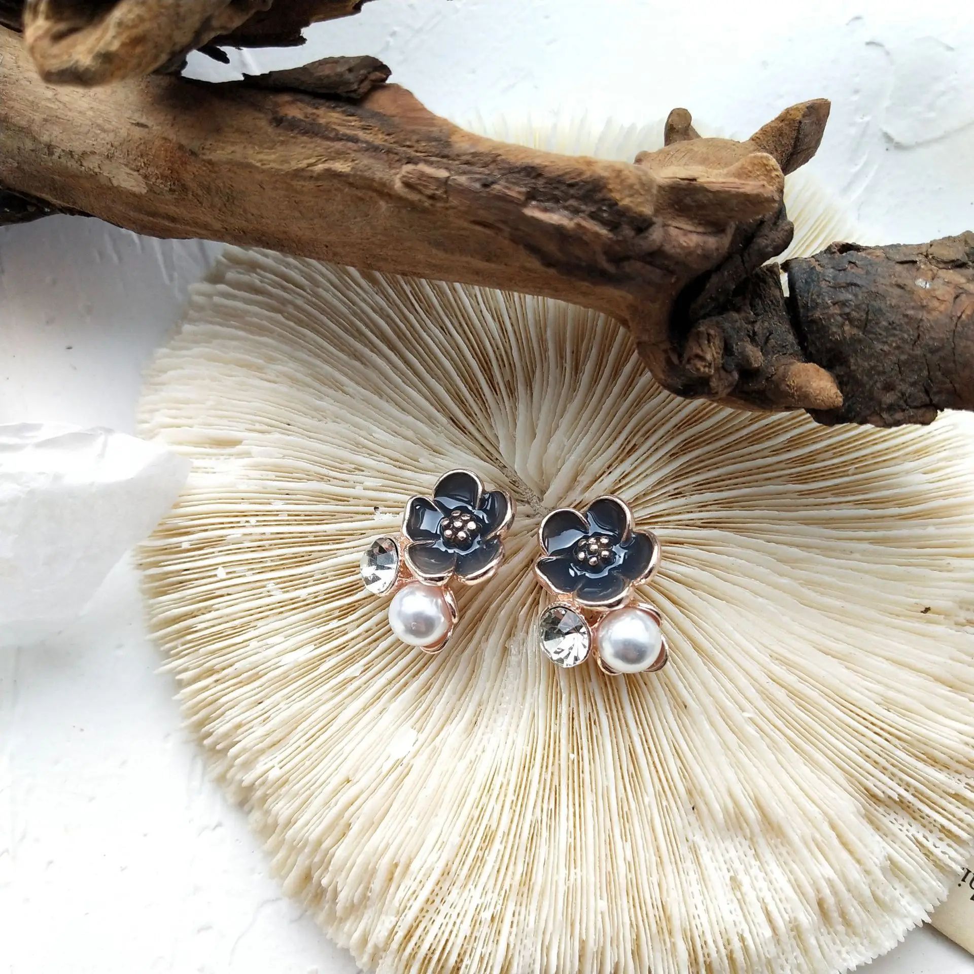 

SNCSDK Creative Floral Retro Temperament Pearl Rhinestone Flower Dark Blue Ear Clip Women's Stud Earrings Fashion Accessories