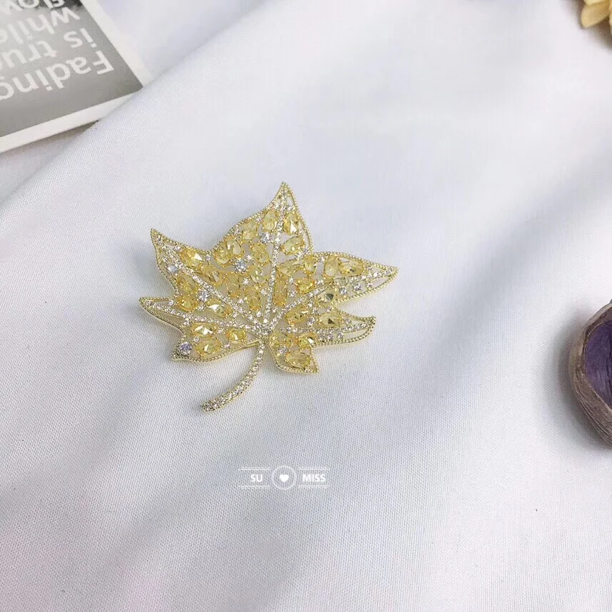 

Бесплатная доставка, блестящий циркон, кленовый лист, дизайн, модные женские броши, желтое золото, булавки, брошь, свадебные украшения, подар...