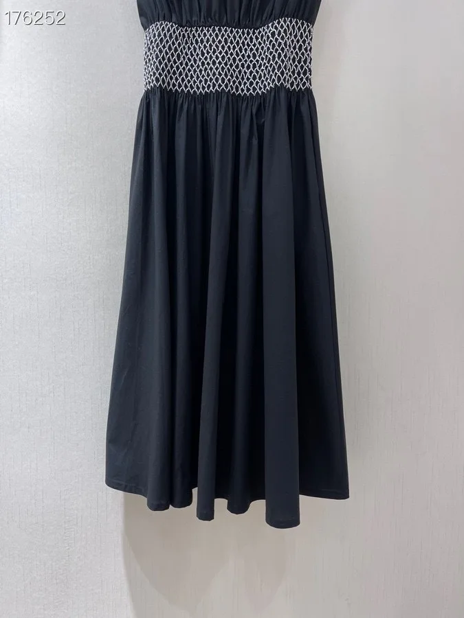 

2021 spring and summer elegant ladies wind V-neck contrast color beat waist black slim dress small black dress