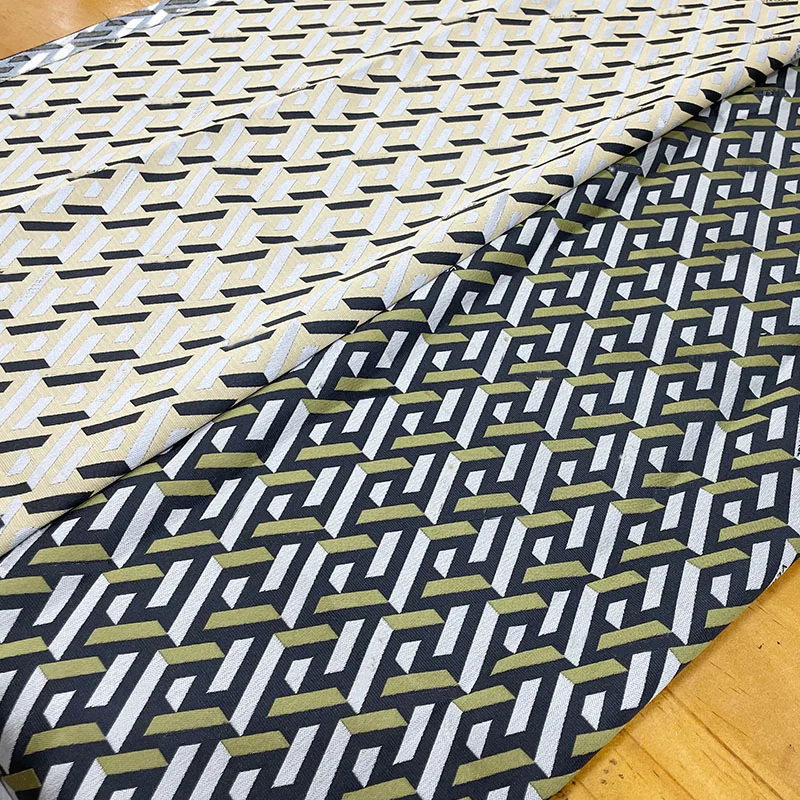 Женское осенне-зимнее платье с надписью и геометрическим рисунком 100x145 см -