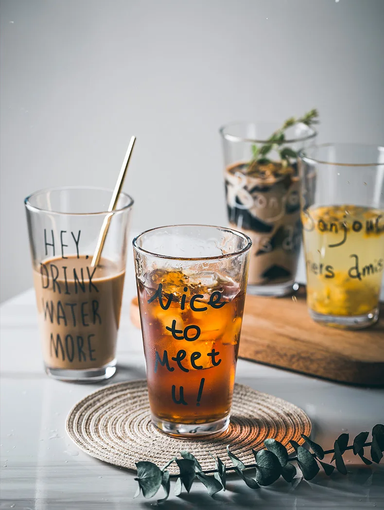 Простая стеклянная кружка в скандинавском стиле с черным буквенным принтом