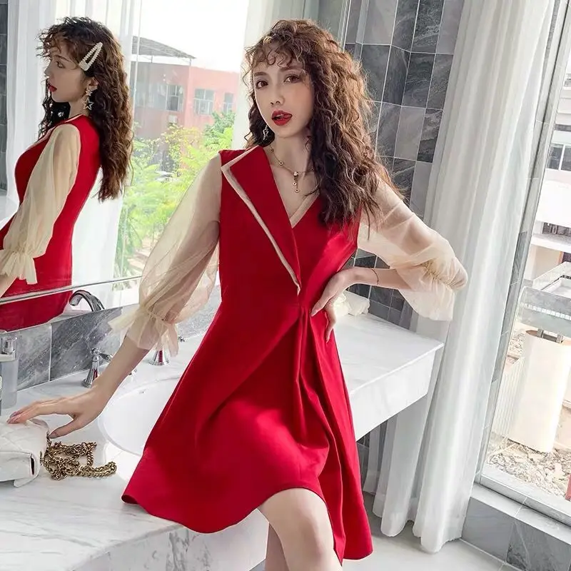 Женское мини платье с V образным вырезом однотонное облегающее короткое для