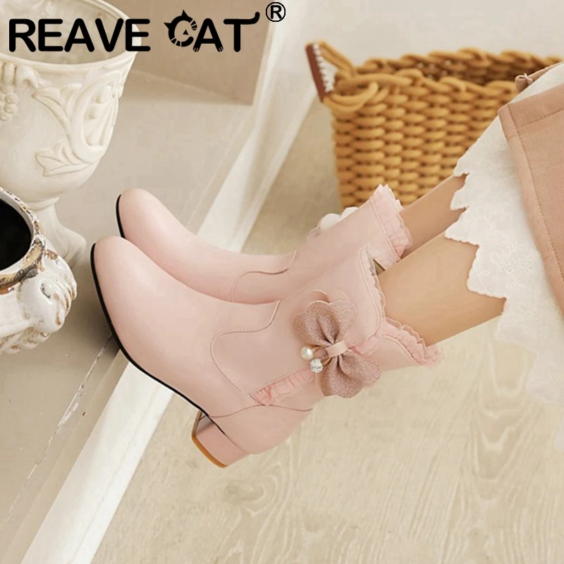 

Женские ботинки на квадратном каблуке 3 см REAVE CAT, милые повседневные розовые ботинки в стиле принцессы с круглым носком и бантом и жемчугом, ...
