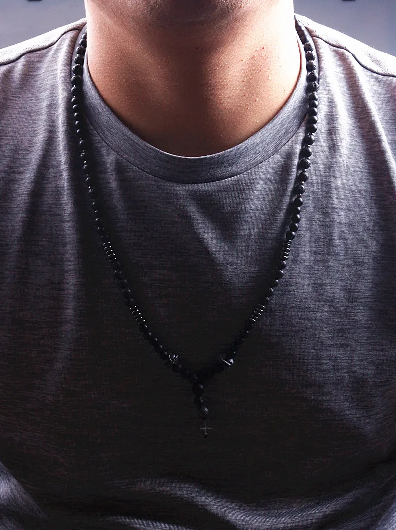 Ожерелье спартанского рыцаря в шлеме из гематита с гравировкой бусин и крестом