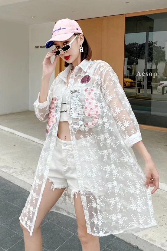 

Vefadisa White Lace Hollow Out Sunscreen Shirt Women 2021 Summer Women Casual Shirts Cartoon Cat Print Sunscreen Blouse QYF5408