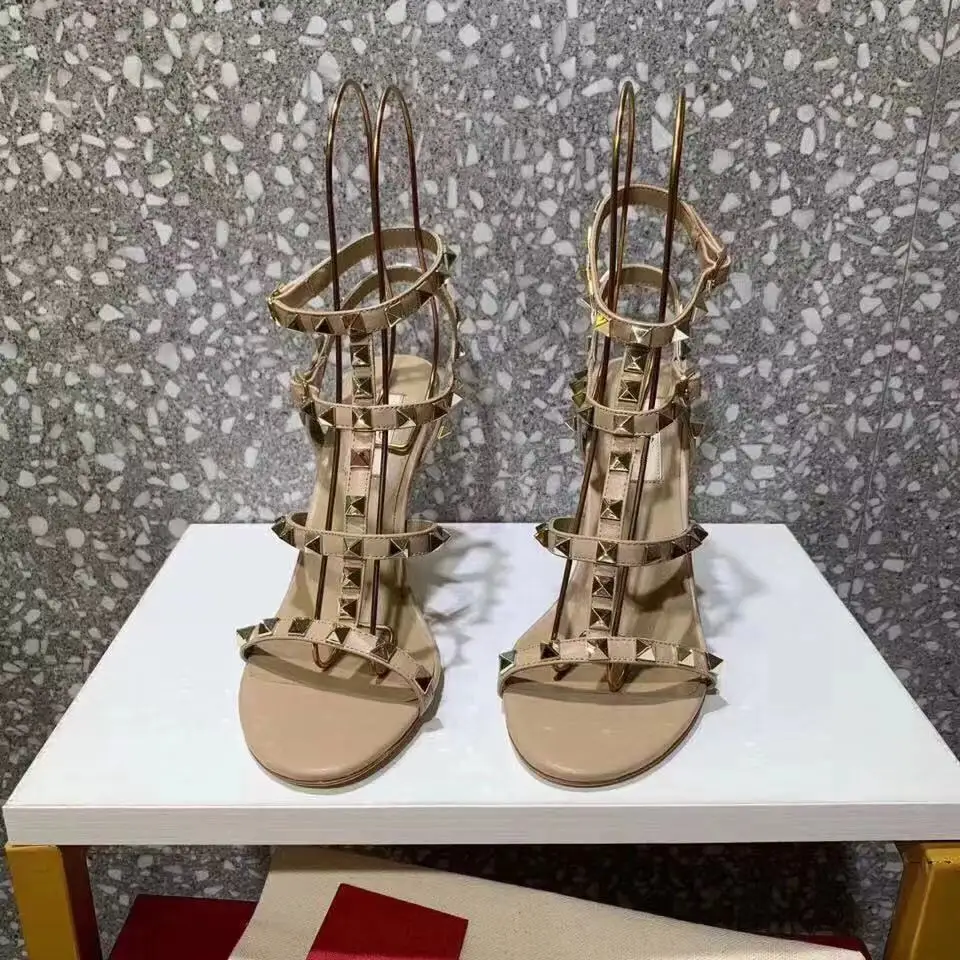 2019 новые кожаные женские босоножки Заклепки высокие каблуки модные сандалии