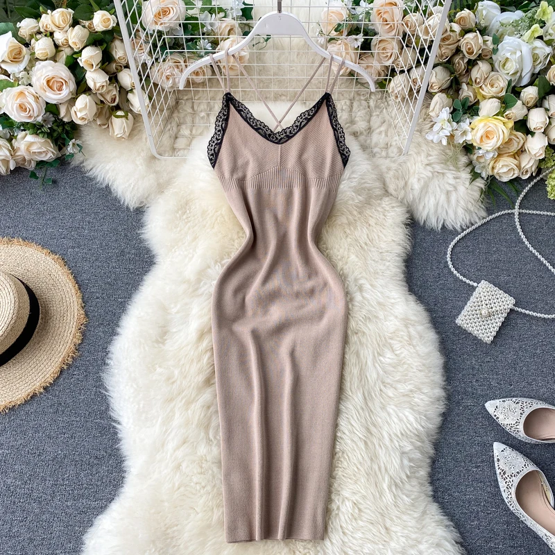 Женское трикотажное платье на бретельках повседневное облегающее с V образным