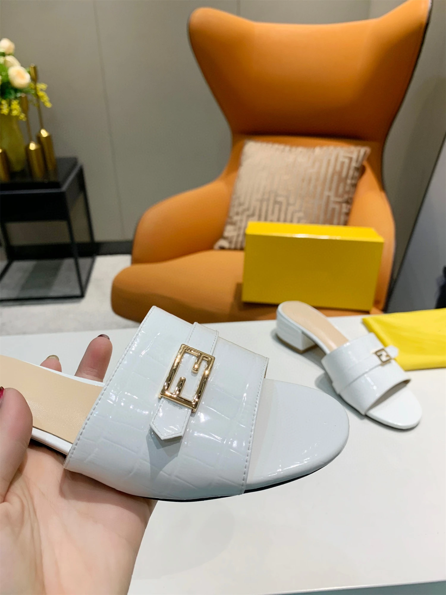 

Correct logo 2021 summer new fashion trend comfortable women's slippers sandals 2cm Low heeled shoes.